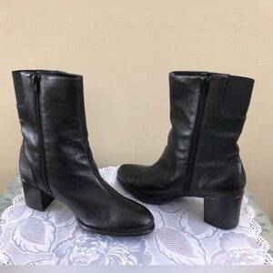 Cloudwalkers women’s black ankle boots. Size 8W. 10in high. 2.5in chunky heel